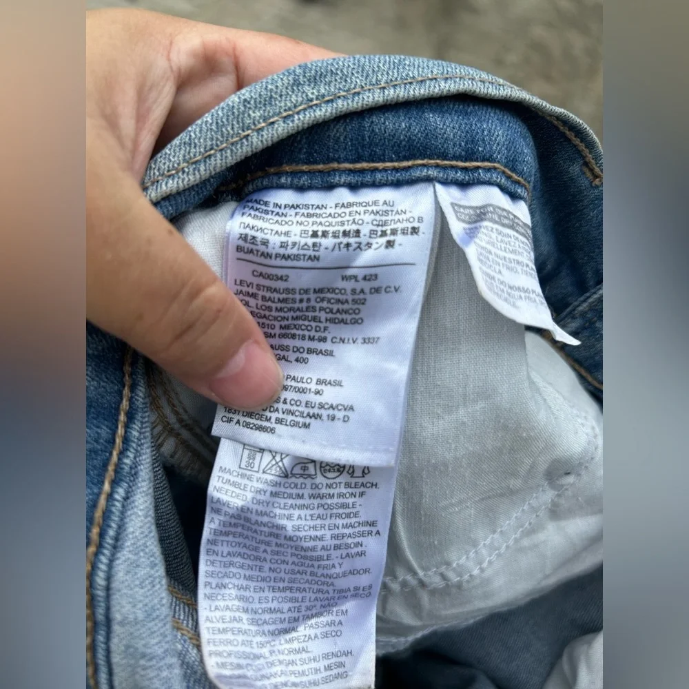 Levi’s denim shirt. NWOT. Size 4 - Picture 8 of 11